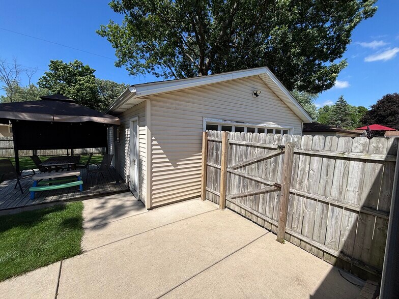 Building Photo - 2620 Walnut Ln