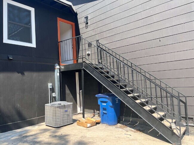 Building Photo - Two Bed/One Bath with Laundry Hook Ups
