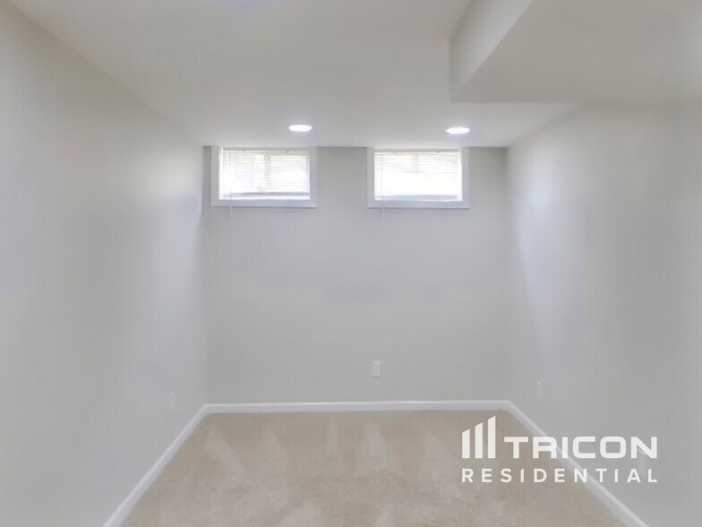 Building Photo - 621 Summer Stone Dr