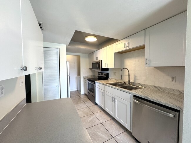Building Photo - 5845 La Costa Dr