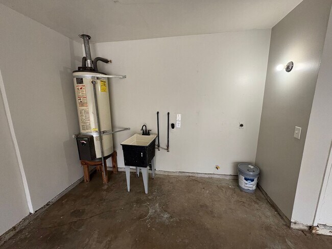 Building Photo - SW Visalia Home with Pool Available Now!