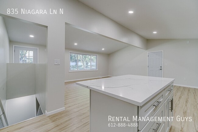 Building Photo - Stunning 4 Bedroom Home! Wayzata School District!