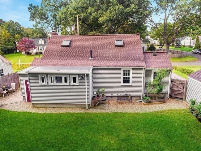 Building Photo - 28 Londonderry Rd