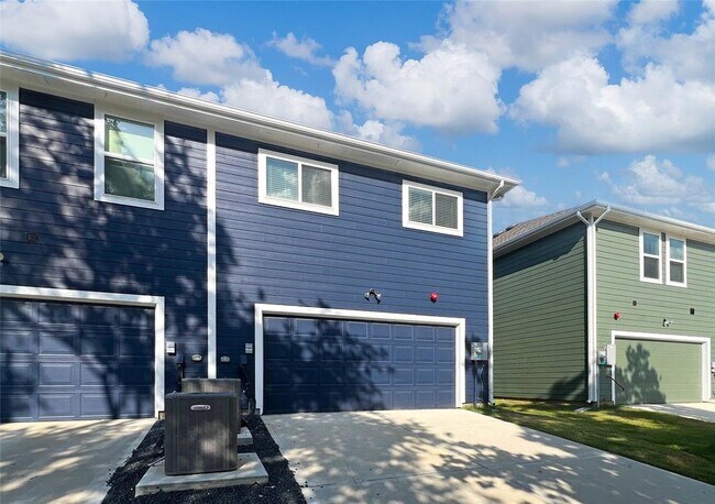 Building Photo - 2234 Memory Oaks Dr