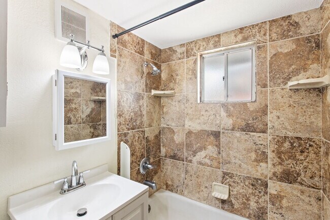 Building Photo - 807 Shoshone Pl