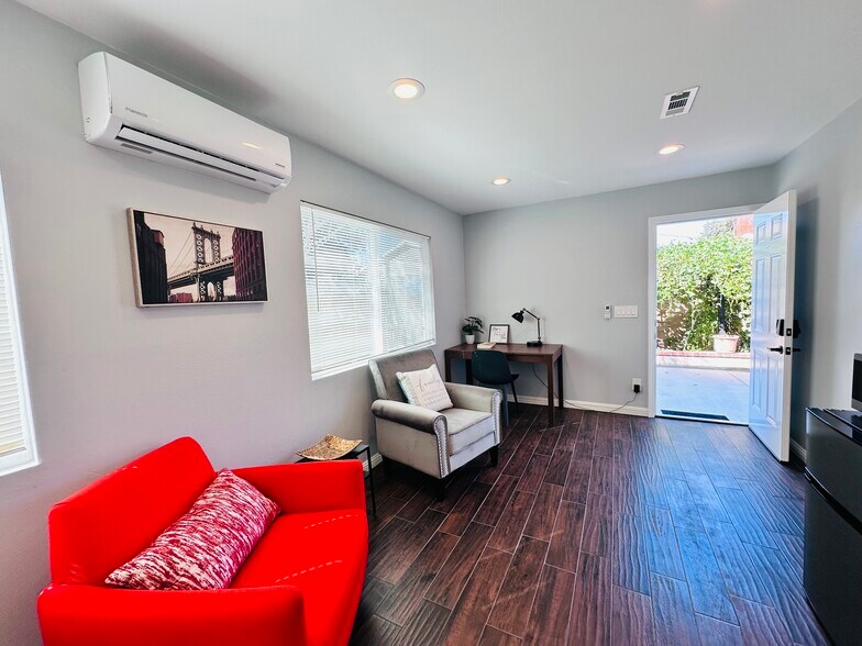 Building Photo - 2621 Wallace Ave