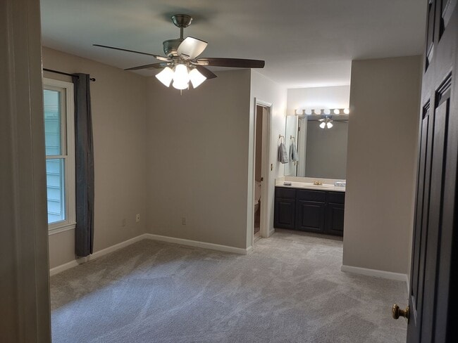 Building Photo - Adorable Two Bedroom Two Bath Condo - Just...