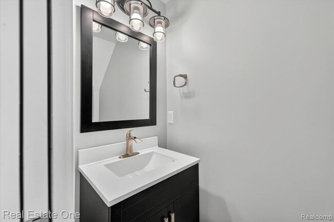 Building Photo - 874 N Main St