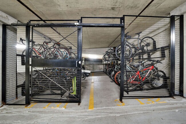 Building Photo - 910 W Huron St