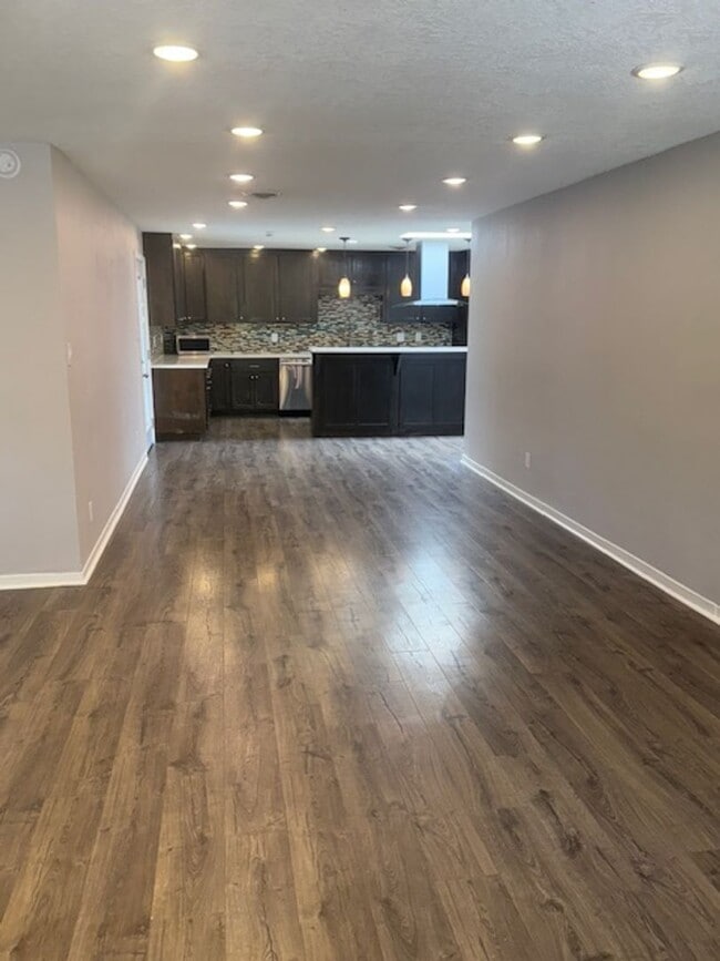 Building Photo - Beautiful 3 bedroom 2 bath 2 car garage ho...