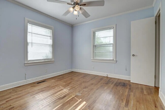 Building Photo - 211 Oak Leaf Dr