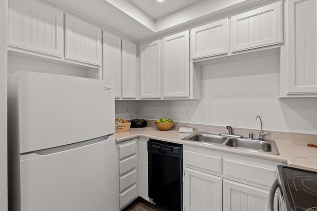 Building Photo - 1560 Circa Del Lago