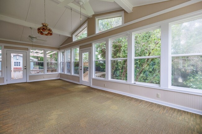 Building Photo - 208 Pinecrest Ln