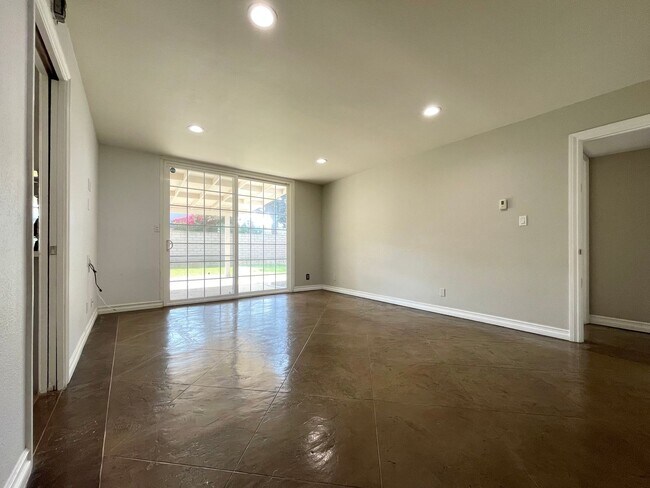 Building Photo - 1470 Dara St