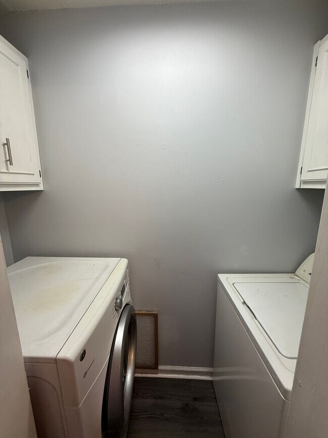 Building Photo - 205 Courtney Way