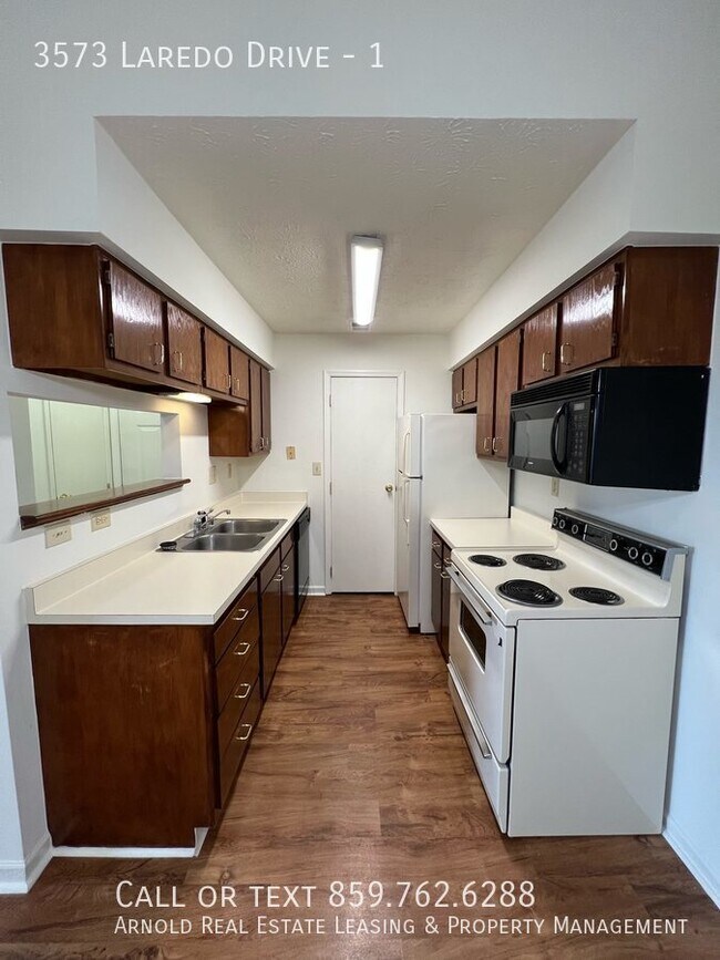 Building Photo - 2 Bed 1 or 1 .5 Bath Spacious Apartment Ho...