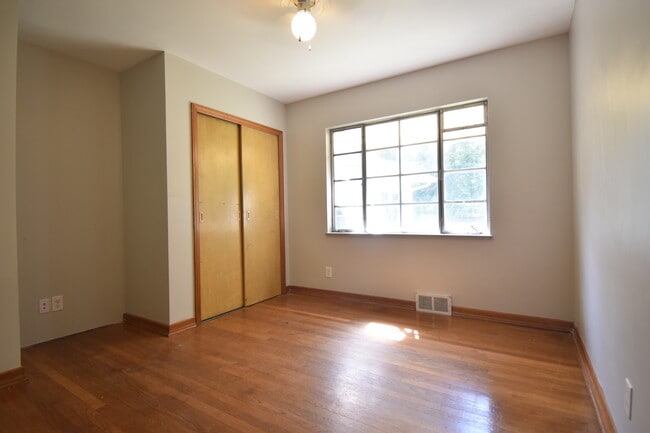 Building Photo - 814 S Eastside Dr