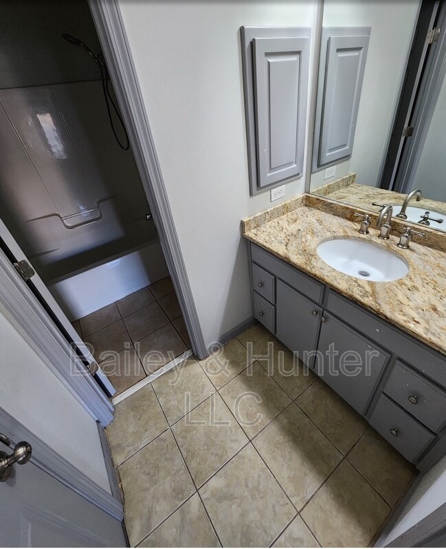 Building Photo - 3365 Regent Pl SW