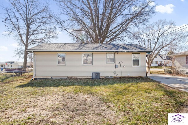 Building Photo - RENTAL PENDING
