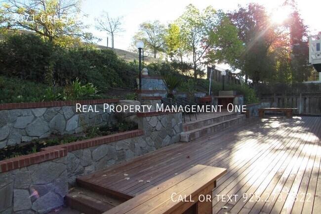 Building Photo - 3071 Crestablanca Dr