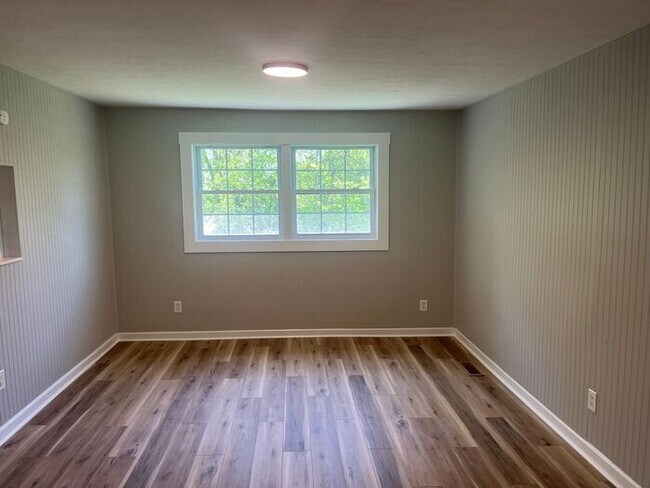 Building Photo - 3 bed, 2 bath, 2 car garage Cape Cod style house in NW Knoxville
