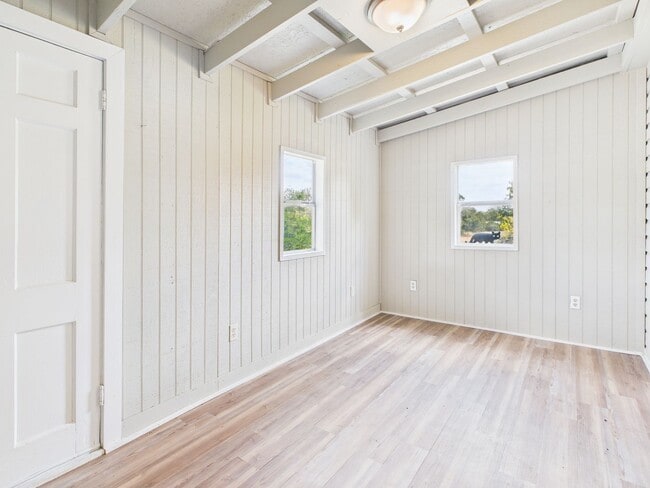 Building Photo - Harper TX Rental