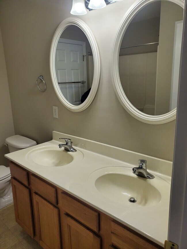 Building Photo - re2102m