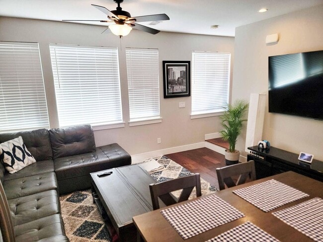 Building Photo - 3735 Kalamath St