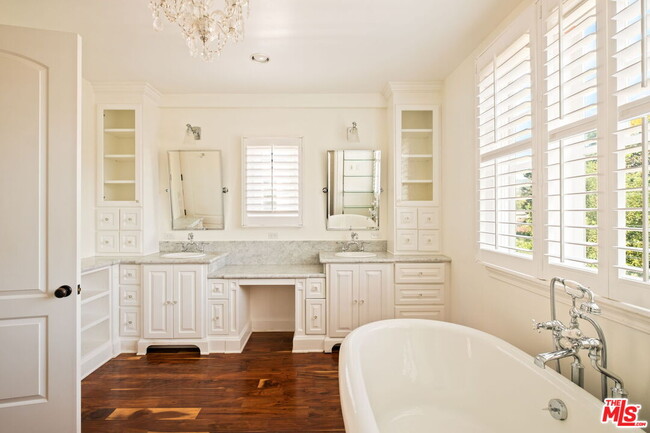 Building Photo - 765 N Almar Ave