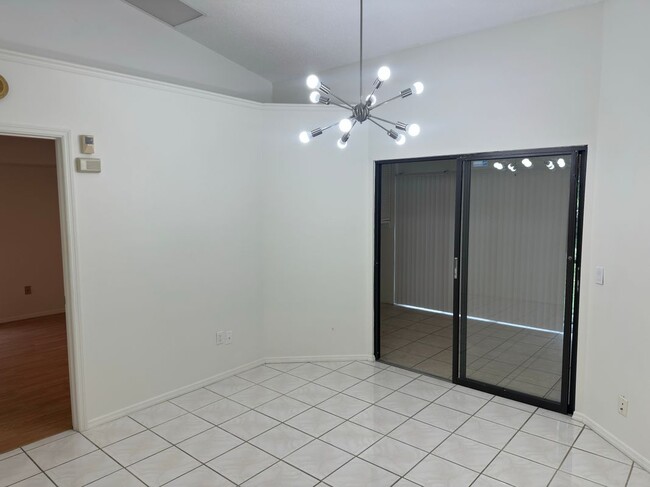 Primary Photo - 2029 Lake View Blvd