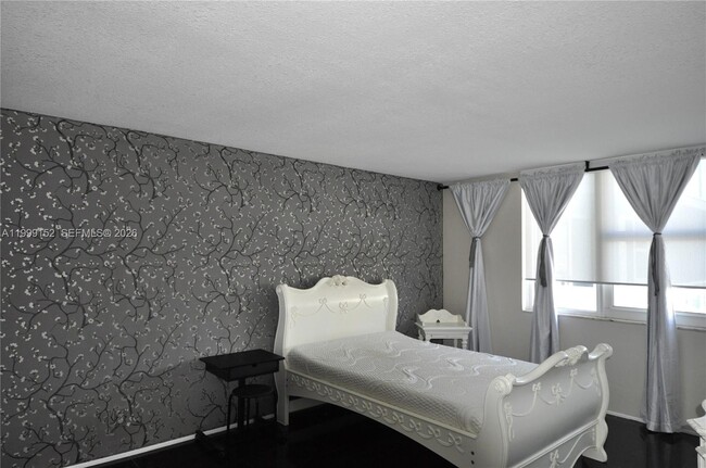 Building Photo - 2030 S Ocean Dr