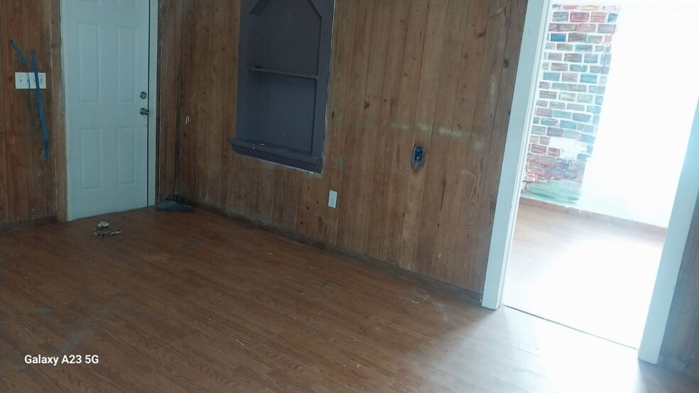 Building Photo - 2704 Poinsettia Ave