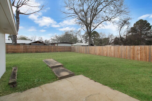 Building Photo - 319 Eastwood Ave