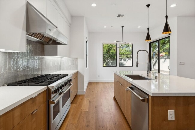 Building Photo - Luxurious Modern Single Family Home in West Menlo Park Available Now!