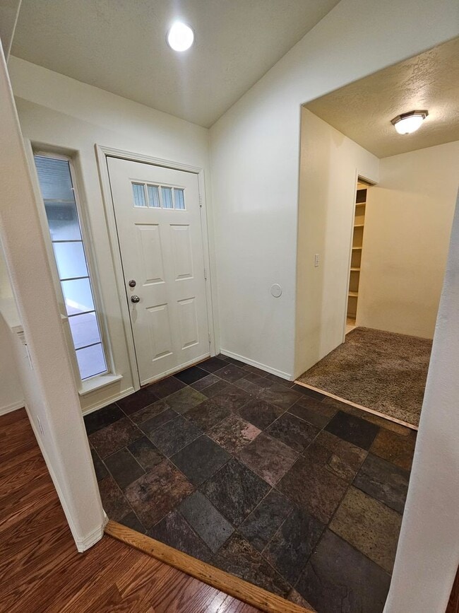 Building Photo - Lovely Central Point Home in Convenient Location