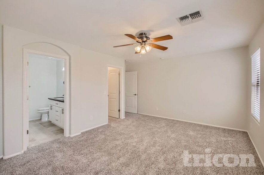 Building Photo - 8701 S 50th Dr