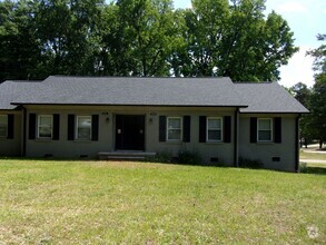 Building Photo - Spacious 2 Bedroom 1 Bath Duplex Minutes t...