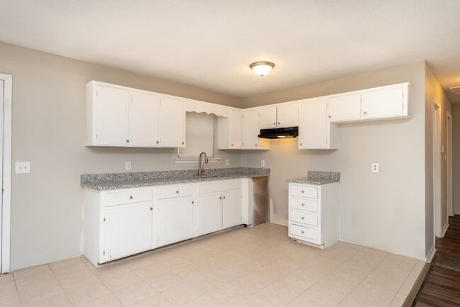 Building Photo - 581 Ridgewood Dr