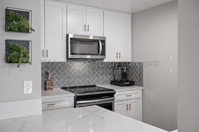 Building Photo - 2607 Pirineos Way