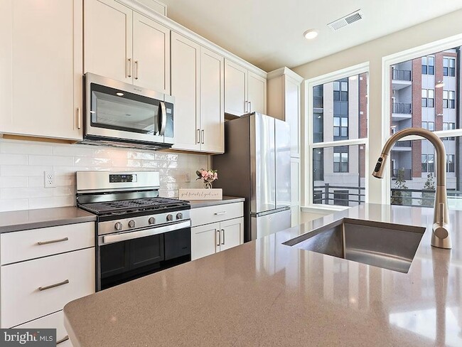 Building Photo - 1310 Parker Blvd