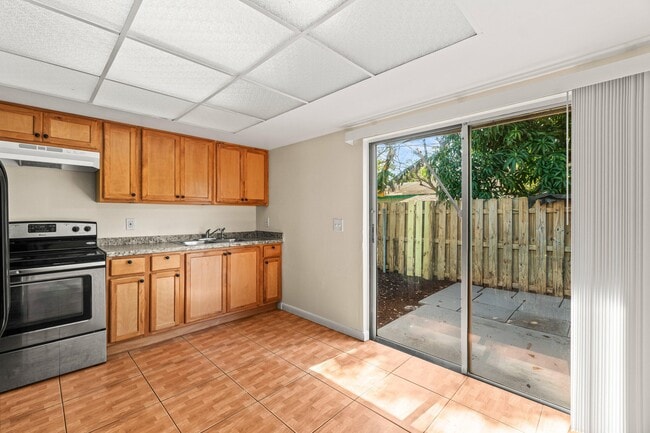 Building Photo - 4881 Gulfstream Rd