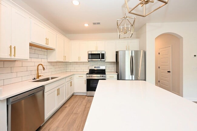 Building Photo - Like-New Modern Townhome Near Dining, Shopping, Trails & Old Hickory Lake