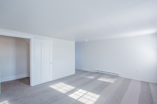 Building Photo - Wonderful Updated TownHouse in the Heart of Middletown - On Main St