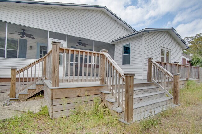 Building Photo - East Hill 3BR Home Near Bayview Park with Office, Hot Tub, Workshop & Detached Garage