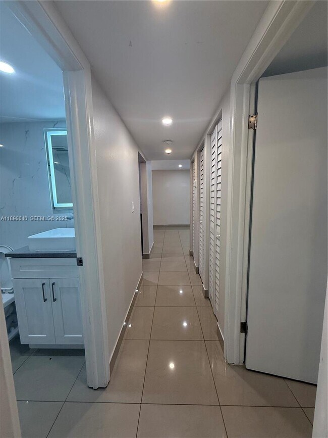 Building Photo - 100 SE 5th Ave