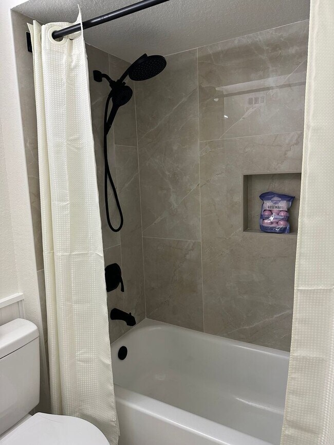 Building Photo - SEASONAL RENTAL - Downtown Sarasota Renova...