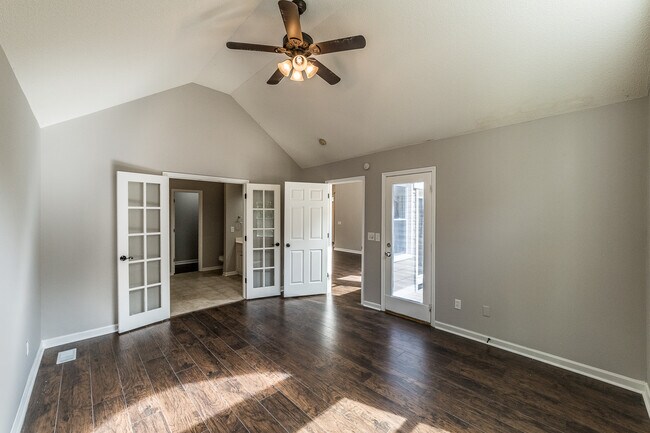 Building Photo - 2014 Fairway Hills Dr