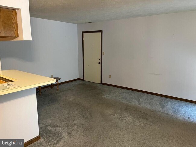 Building Photo - 23243 Rosewood Ct