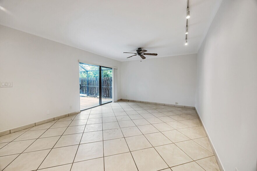 Building Photo - 7506 Courtyard Run E