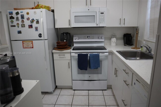 Building Photo - 3000 Sunrise Lakes Dr W